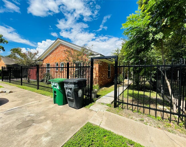 Photo - 5830 Clarewood Dr