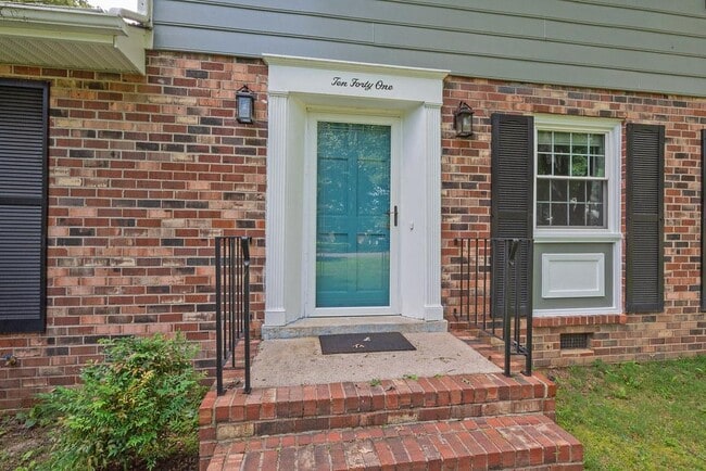 Photo - 1041 Warminster Dr