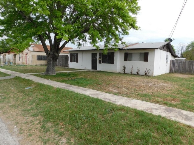 Building Photo - 610 W. 7th- 3bed 1 bath for rent