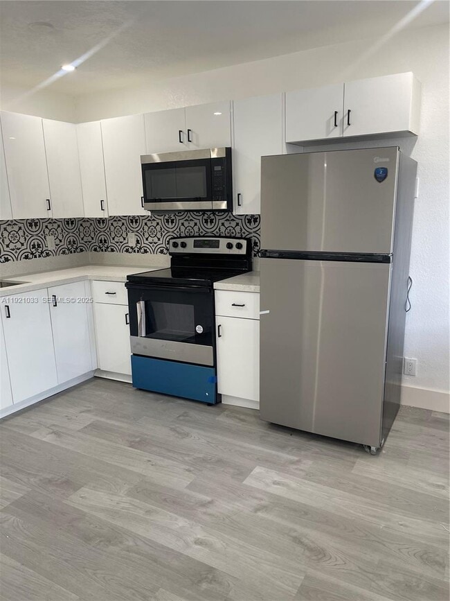 Building Photo - 880 NW 8th Ave Unit 1