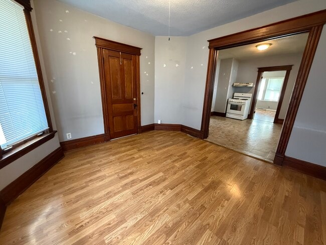 Building Photo - 2566 Hoard St Unit Downstairs apartment