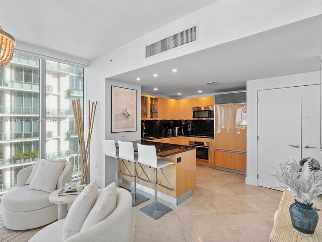 Photo - 6899 Collins Ave Unidad 1704 Rental