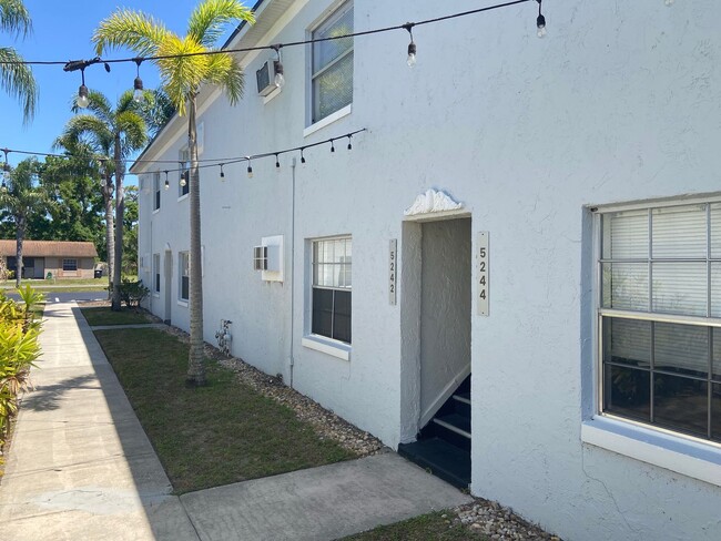 Updated One Bedroom, One Bath Apartment in... - Updated One Bedroom, One Bath Apartment in... Unit P1: Piazza Park #5244