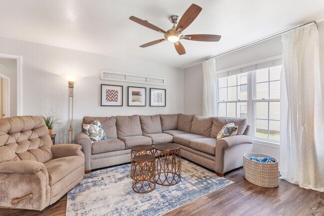 Photo - Beautifully Furnished with Modern Furnishi... Unidad # B