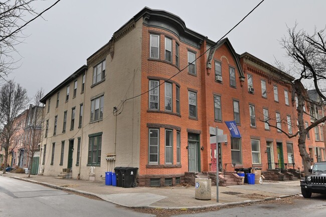 Building Photo - 208 Hamilton St Unit 2nd floor Rental