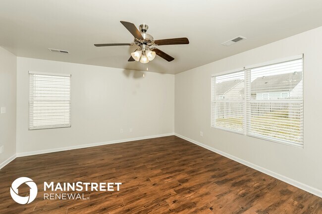 Photo - 925 Hawthorn Ln