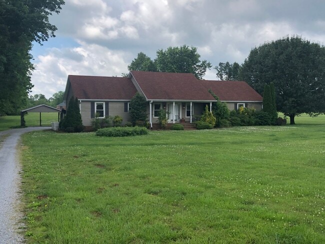Building Photo - 3 Bed, 2 Bath, 2200sqft on 1 Acre in Lebanon!