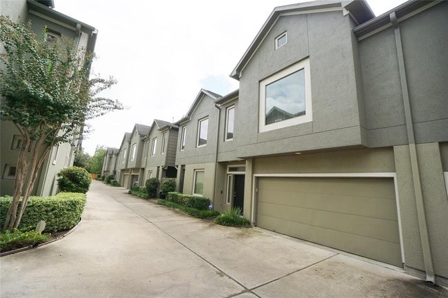 Building Photo - Elegant Gated Townhome Offering Unparallel...