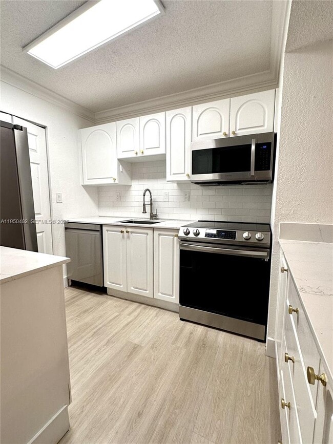 Building Photo - 10795 SW 108th Ave Unit 304