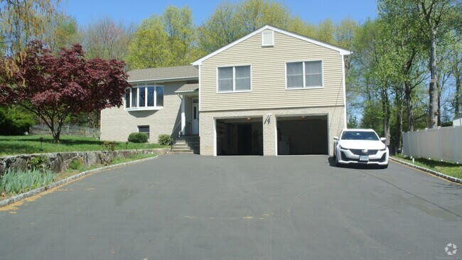 Building Photo - 302 Westwood Rd Rental