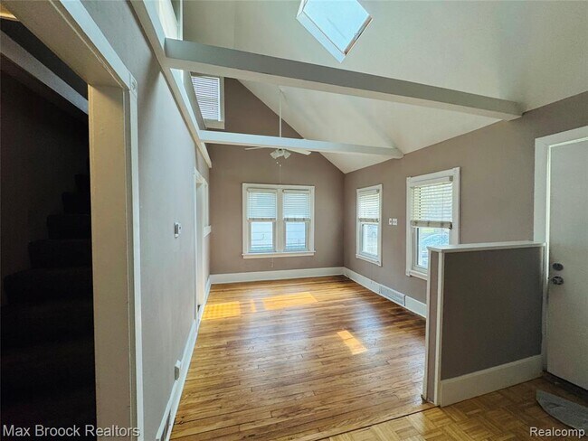 Photo - 510 Stratford Rd