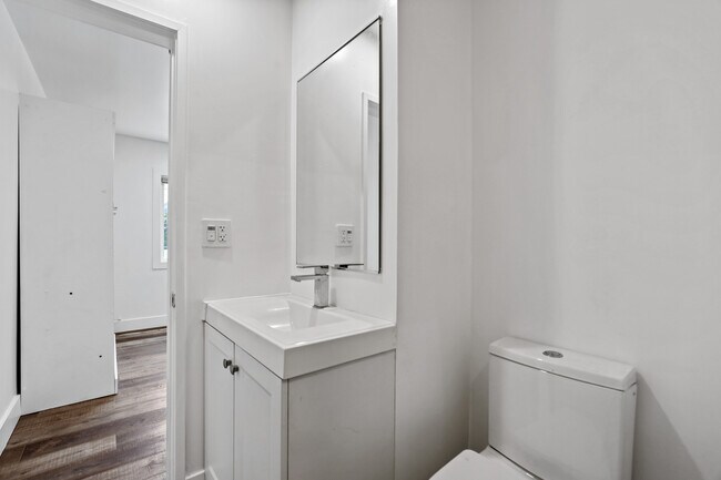 Unit 4 - 2730 Raymond Ave.