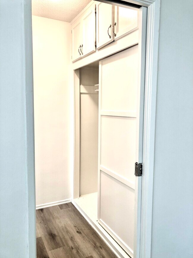 Photo - 1140 N Beachwood Dr Unit A