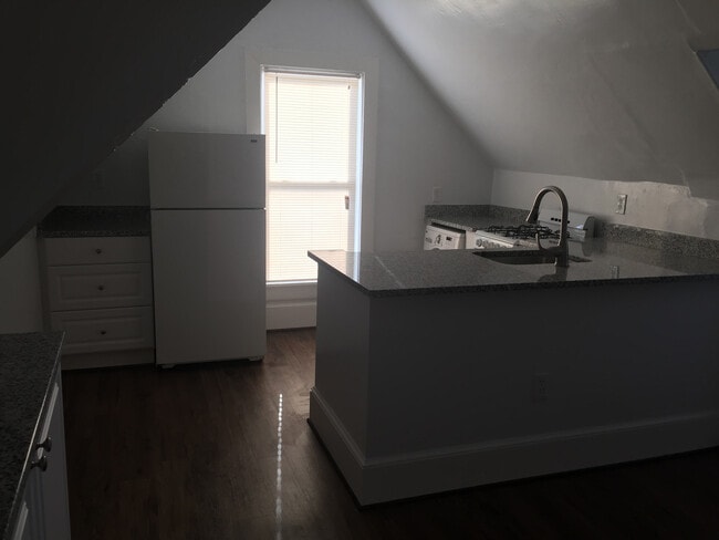 Building Photo - 244 E 40th St Unit 03