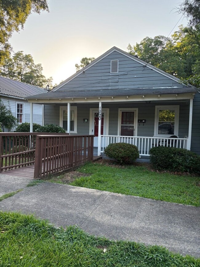 Building Photo - Adorable 1 Bedroom Walltown Duplex - Walk to Duke or Ninth St Unit B