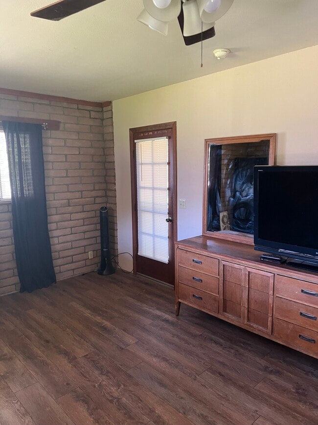 Photo - 2321 Molchan Rd Unidad Studio