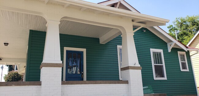 Photo - College Corners on High (Deluxe)