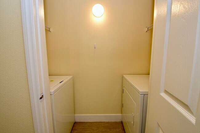 Photo - Upgraded & Charming Two-Bedroom Condo with... Unidad 1092