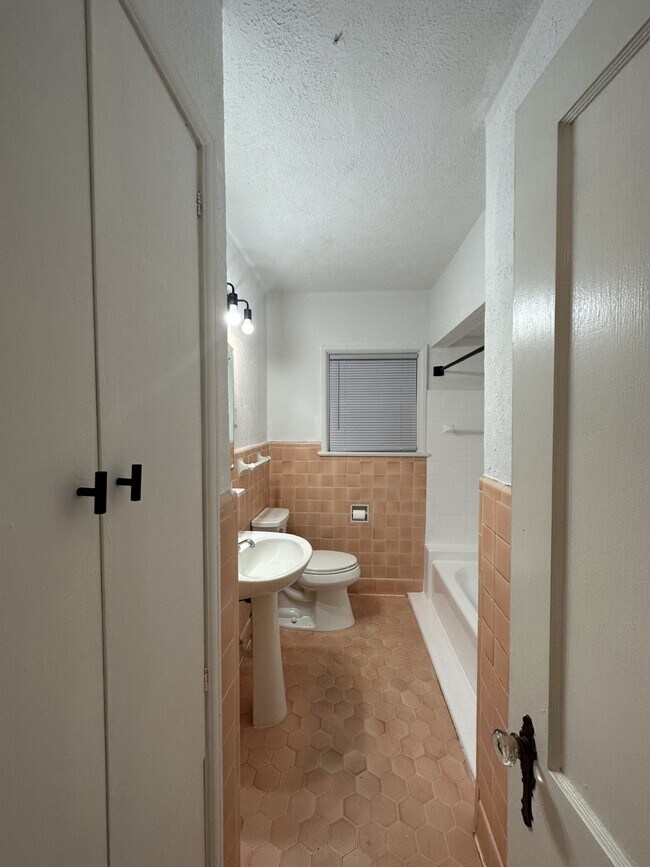 Photo - 5806 Goodwin Ave Unit LWR