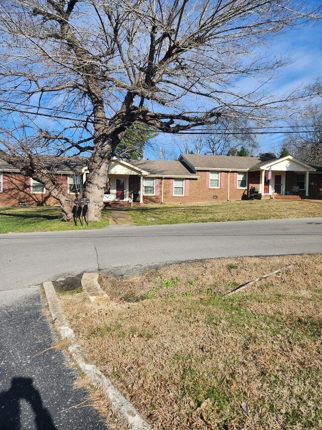 Building Photo - One Room Efficiency Apt in Ashland City Unit 103E