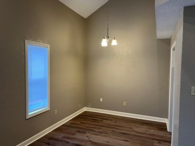 Photo - Kenwood Pointe Apartments: Water &amp; Sewer Included