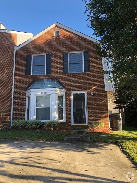 Building Photo - SPACIOUS TOWNHOME IN CENTRAL LOCATION