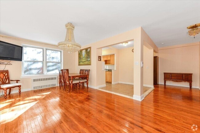 Building Photo - 64-35 Yellowstone Blvd Unit 2G Rental