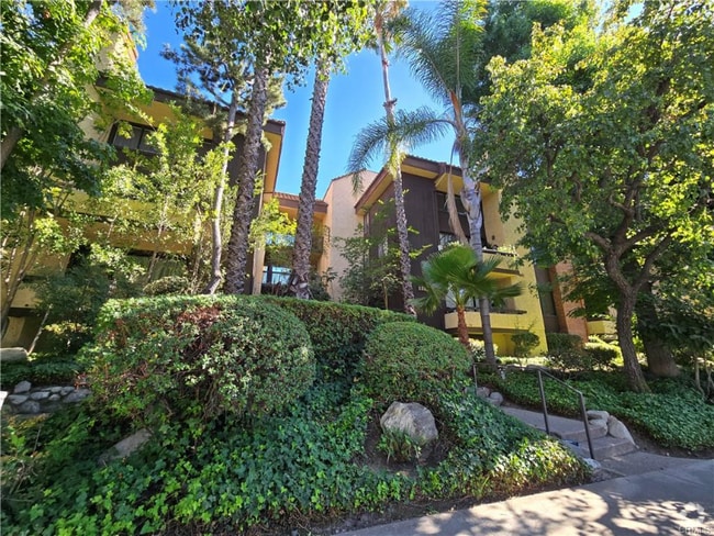 Building Photo - 13214 Moorpark St Rental