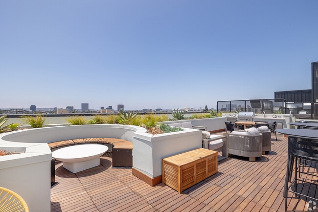 Find your community at Bloom’s rooftop retreat, the perfect spot to connect, relax, and savor stunni