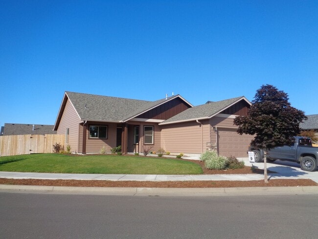 Building Photo - Dont miss out on this charming four bedroo...