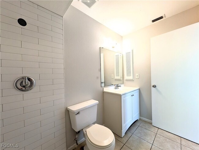 Photo - 427 NE Pine Island Ln