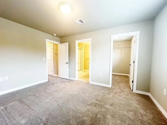 Photo - Modern 3BR / 2.5BA Townhome in Port Orchard – Spacious, Bright, and Conveniently Located