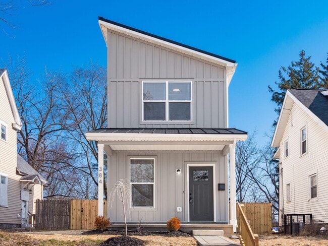 Photo - 384 Whitethorne Ave