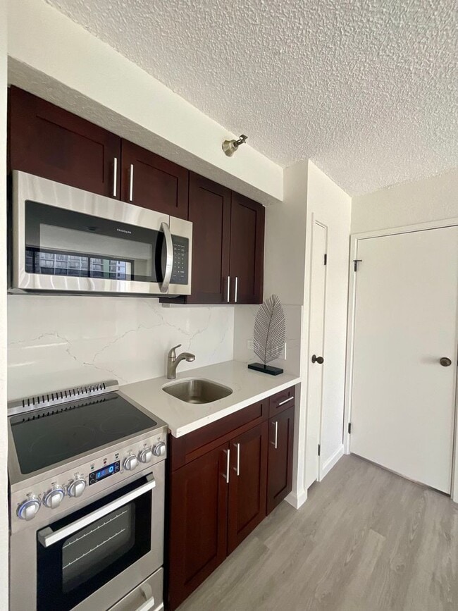 Building Photo - Renovated Studio, Great Amenities & Area