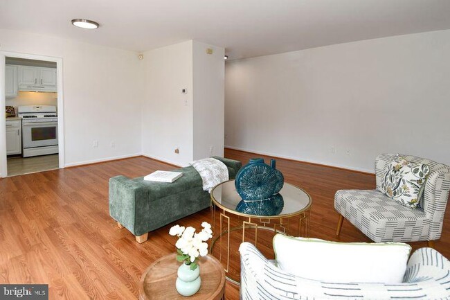 Photo - 10637 Montrose Ave Unidad 204