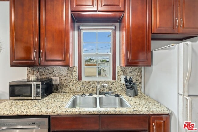 Photo - 1330 S Barrington Ave Unit 11