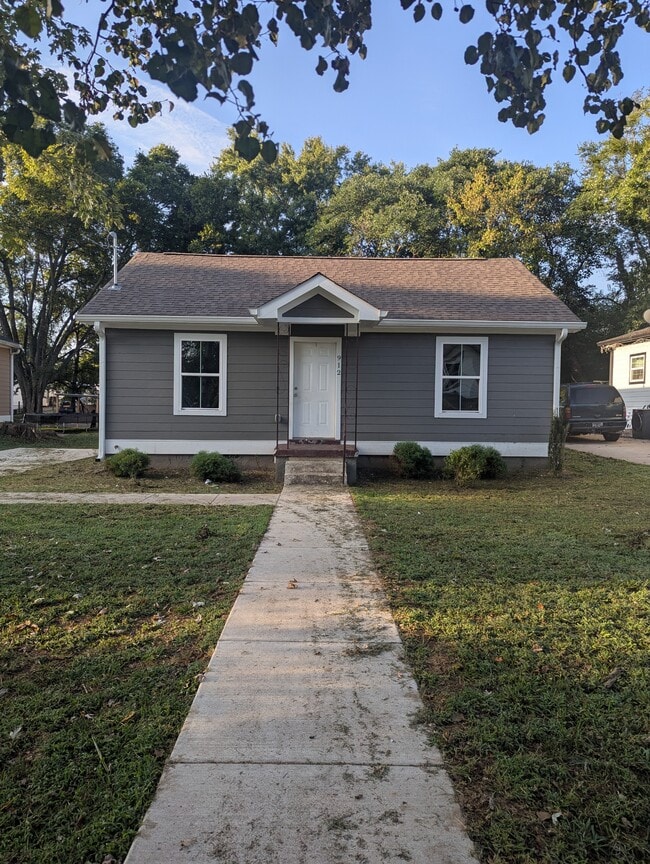 Building Photo - 912 E 9th St Rental