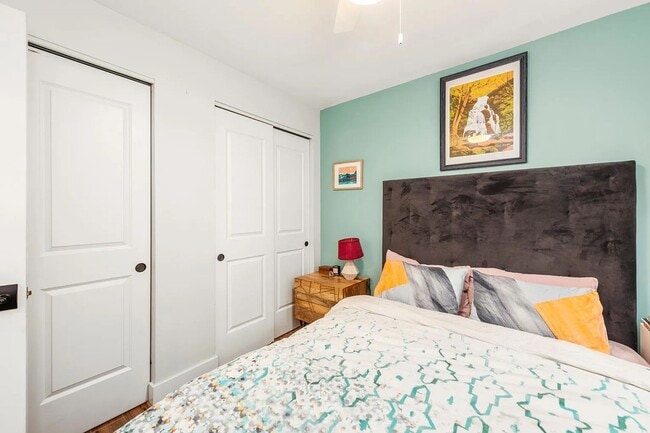 Photo - Sunny 1 bed + den 870 sq ft in heart of Pe...
