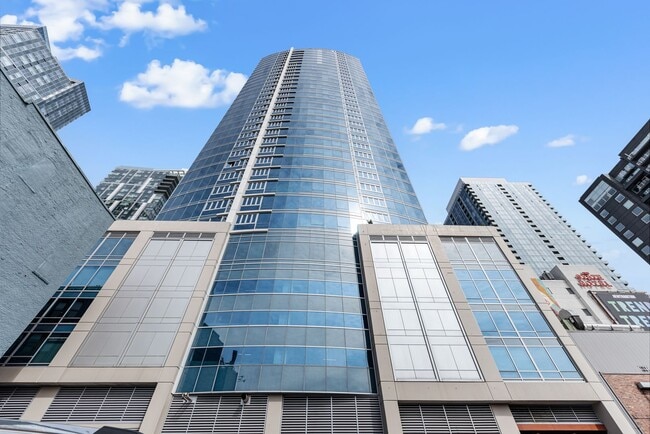 Building Photo - Luxury 2 Bed 1.75 Bath Furnished Downtown Seattle Condo with Stunning Views