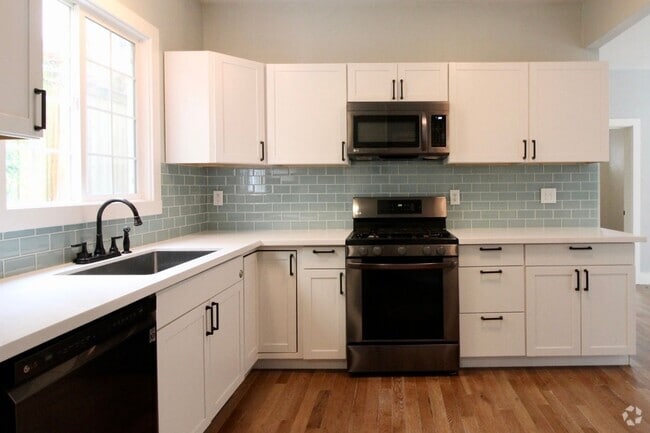 Building Photo - Columbia City Triplex Unit B Rental