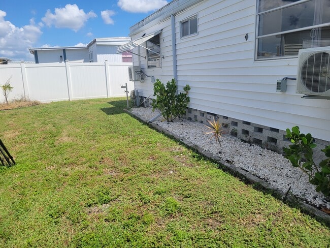 Patio cercado - 9065 48th Ave N