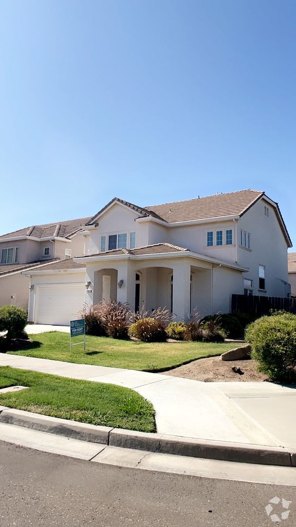 Building Photo - Make our house your HOME!