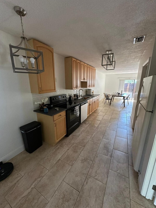 Photo - 2050 Oleander Blvd Unit 105