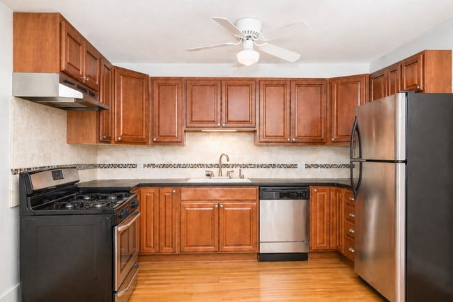 Building Photo - 114 E Johnson St Unit 2