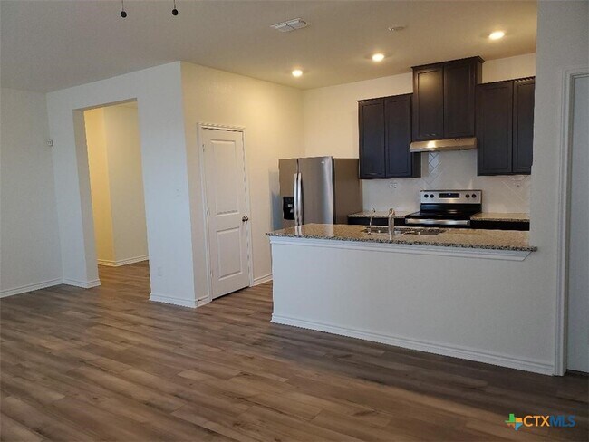 Photo - 559 Dakota Crk