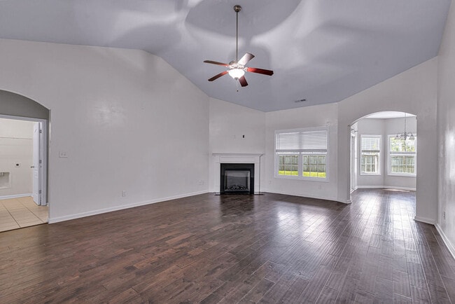 Photo - 402 Derrick Dr