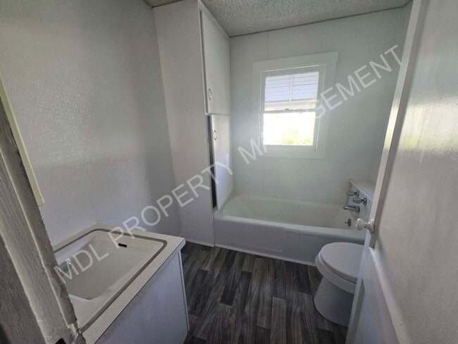 Photo - 402 Wellington St