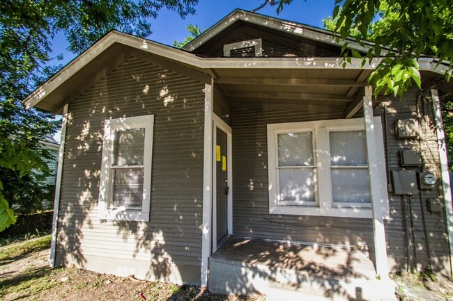 Building Photo - Amazing Home Near Downtown