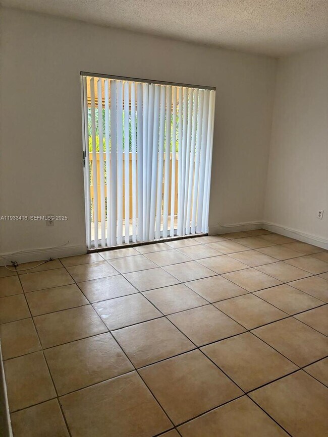 Photo - 1821 NE 168th St Unidad C4