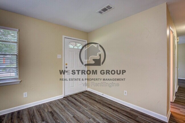 Photo - 820 Collin Dr